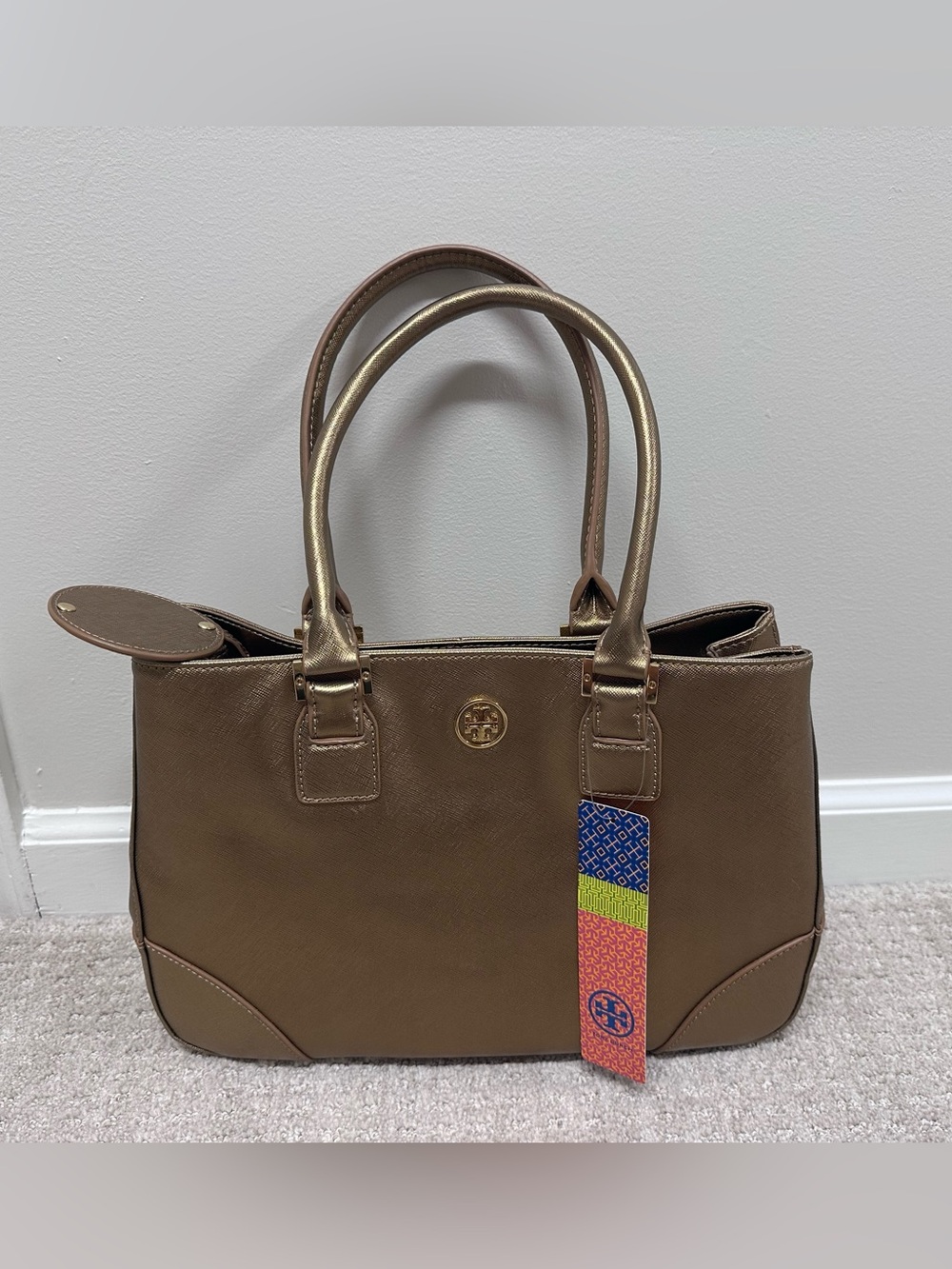 Tory Burch Small Robinson Metallic Saffiano bag in Moss Gold with Gold Logo